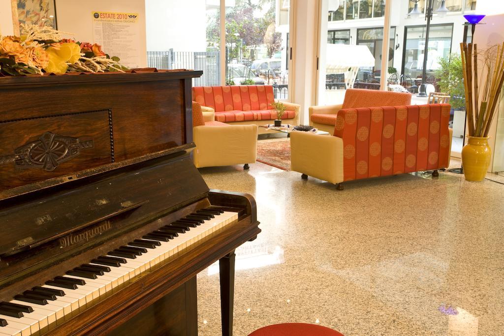 Hotel Elite Cattolica Luaran gambar